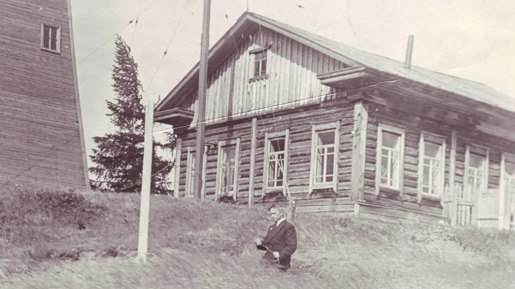 Дмитрий Чубынин на фоне гидрометеорологической станции, где жил какое-то время. На фото слева ещё одна обдорская достопримечательность — метеорологическая вышка, которую в 80-х годах 19 века построил политссыльный Иван Гервасий. Фото: ural-meridian.ru