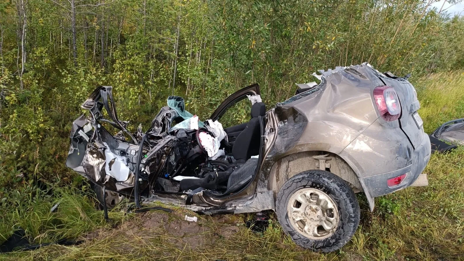 Машина получила серьезные механические повреждения, водитель погиб. Фото: пресс-служба ГИБДД по ЯНАО