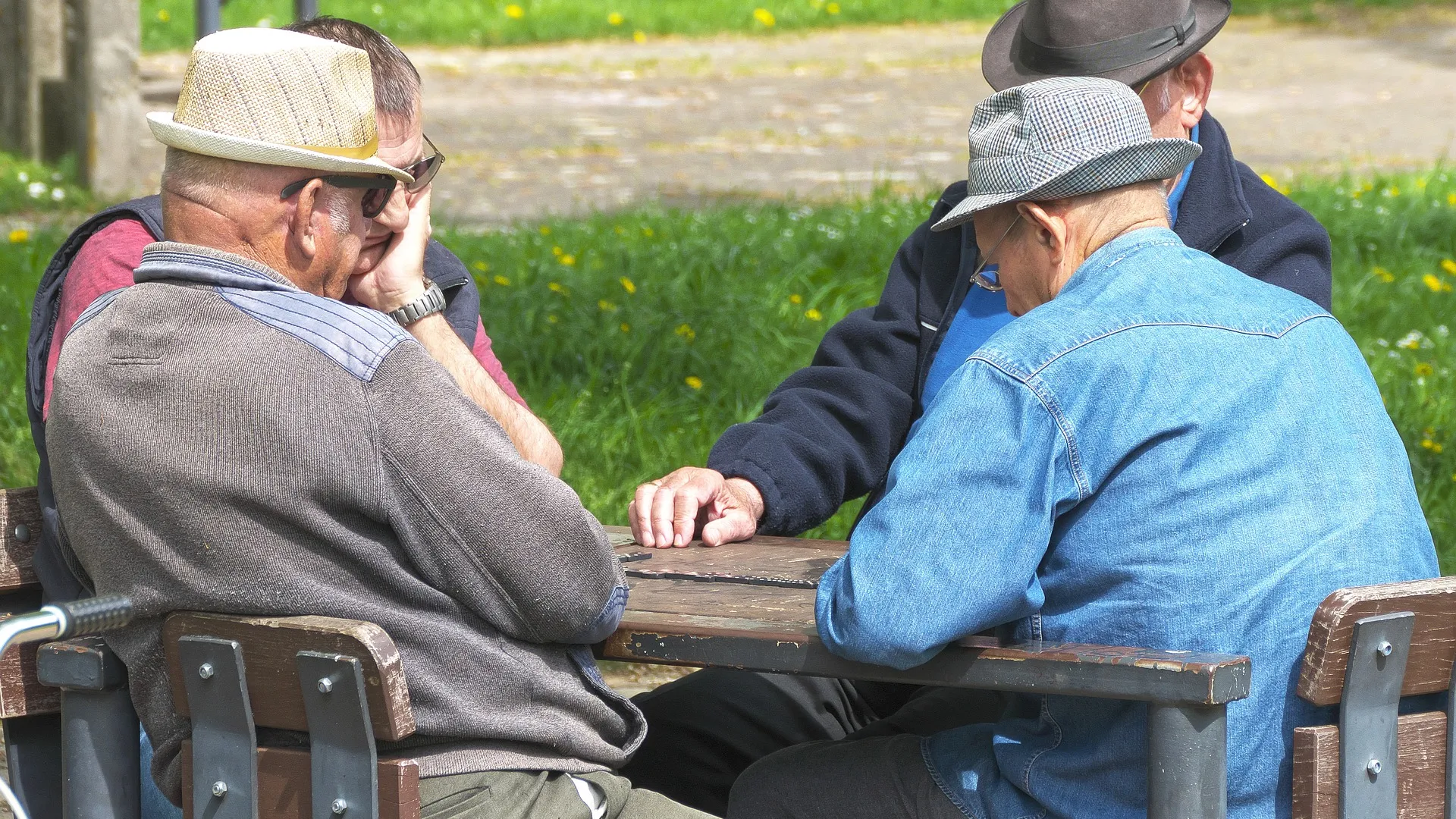 Пенсионеры играют в домино