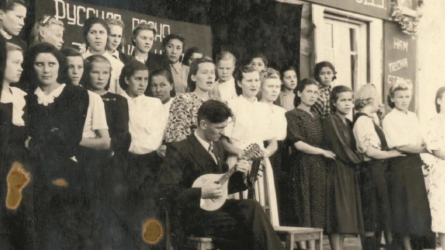 Выступает женский хор посёлка Яр-Сале на первом празднике песни. 1953 год. Фото: предоставлено Леонтием Черепановым