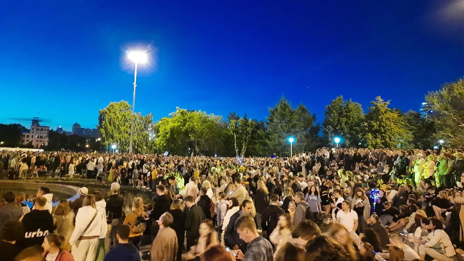 Финальную точку «Ночи музыки» поставил концерт «Браво» на берегу городского пруда. Фото: Светлана Кошкарова / КРАСНЫЙ СЕВЕР
