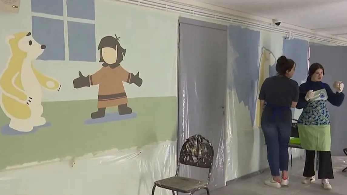 Стены детской поликлиники украшают героями из доброго мультика. Скрин видео: ТРК «Луч»