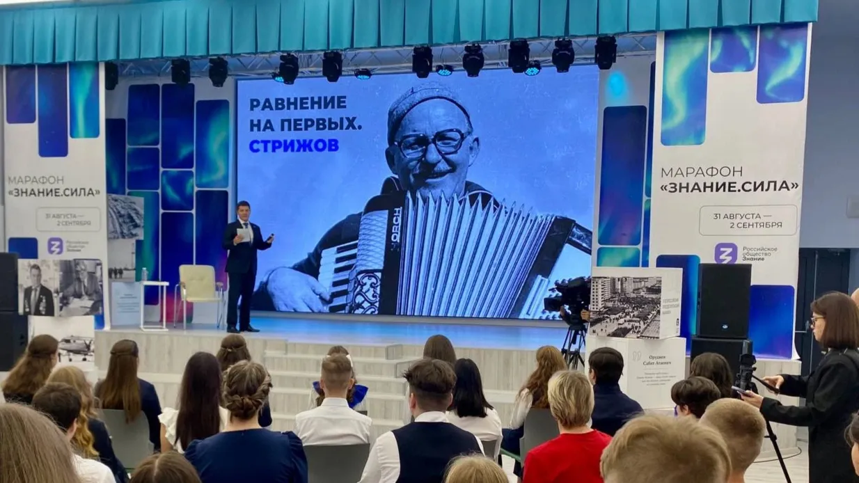 Дмитрий Артюхов выступил с лекцией в гимназии Лабытнанги. Фото: t.me/pool_89