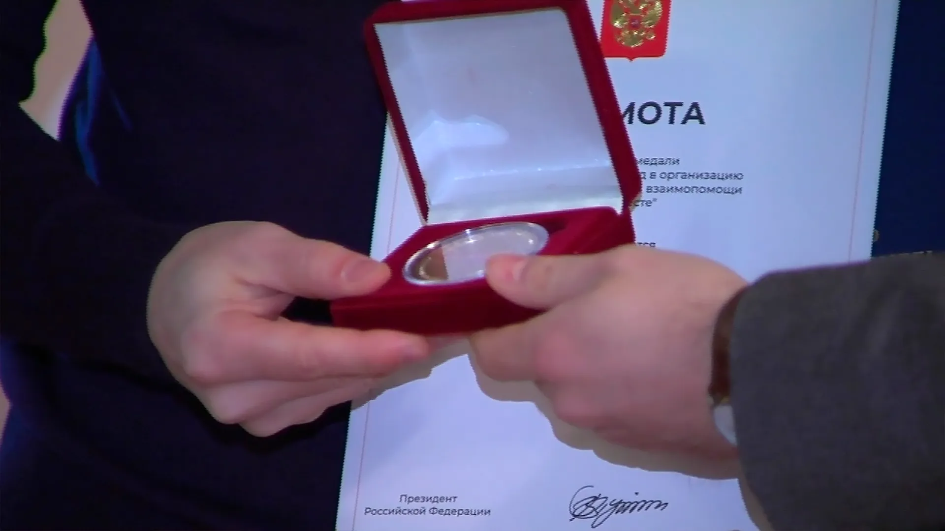В Ноябрьске получили медали 32 волонтера