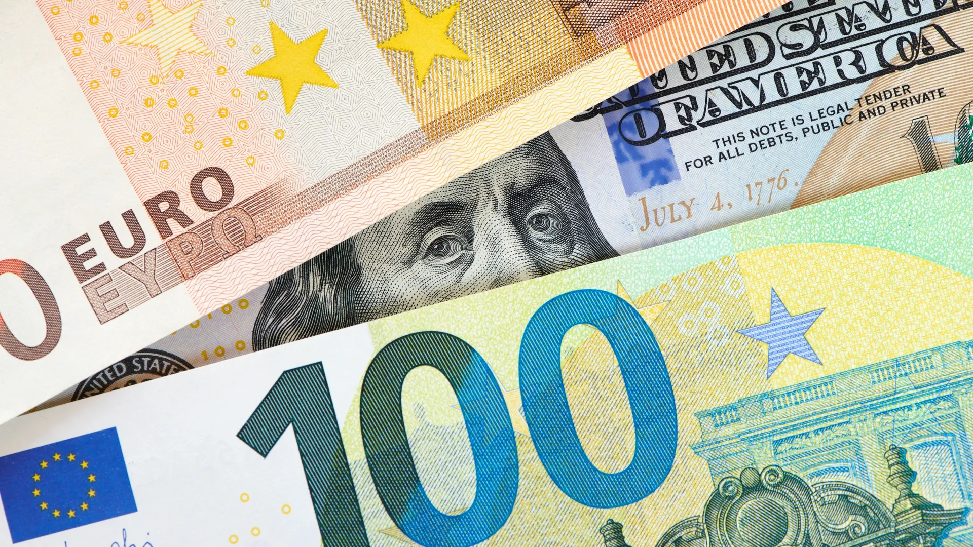 ЦБ рекомендует сократить вложения в доллары и евро. Фото: Viktollio / Shutterstock.com