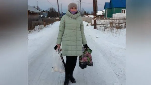 В Лопхарях волонтёр Светлана Рылова принесла продукты односельчанину, прибывшему из-за рубежа. 