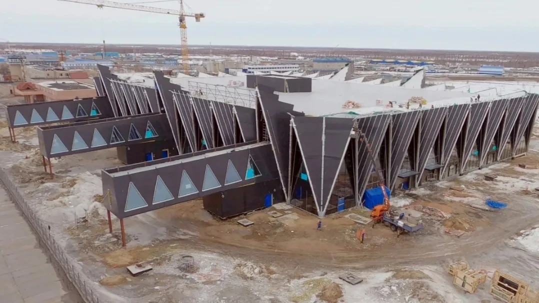 Здание нового терминала уже обзавелось крышей и выглядит очень футуристично. Фото: аэропорт «Новый Уренгой», «ВКонтакте»