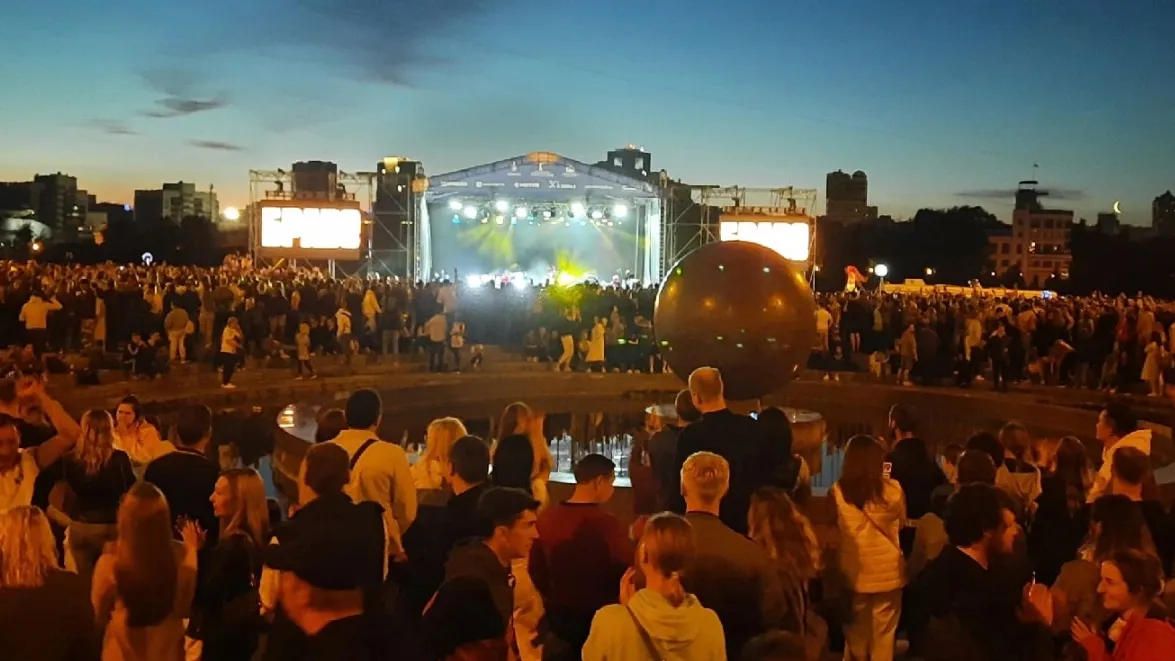 Под рок-н-роллы «Браво» танцевали тысячи счастливых полуночников.  Фото: Светлана Кошкарова / КРАСНЫЙ СЕВЕР