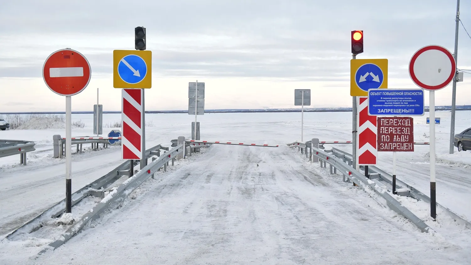 Транспорт на лёд пропустят только после того, как появится заключение о безопасности проезда. Фото: Андрей Ткачёв / "Ямал-Медиа"