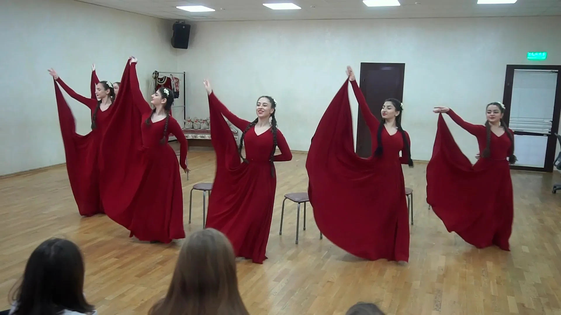 Воспитанники детдома «Сияние Севера» разучили армянский танец