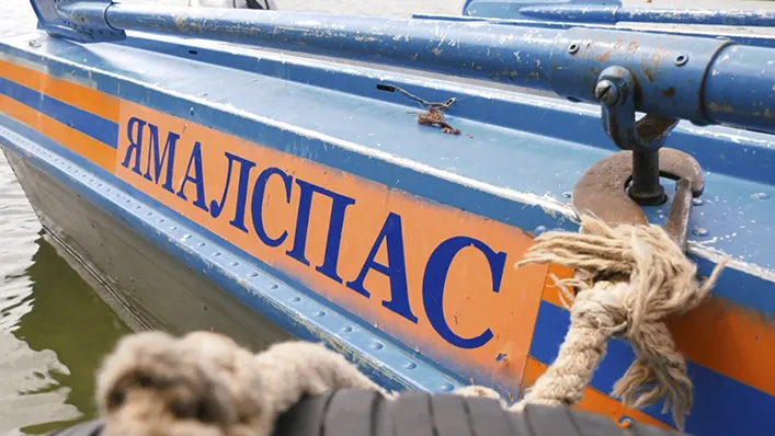 На Ямале спасатели эвакуировали лодочников, забывших заправиться