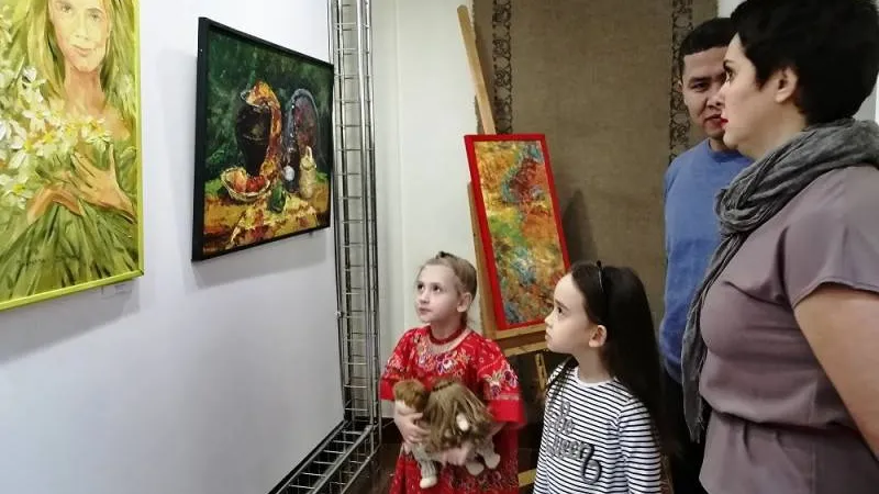 Пятилетняя Василиса (слева) с гордостью показывает всем свой портрет, который написала мама. Фото: Наталья Рыбьякова / КРАСНЫЙ СЕВЕР