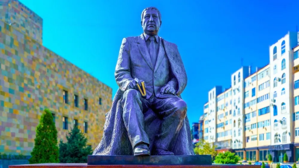 Памятник Расулу Гамзатову. Дагестан. Фото: Evgenii Panov/Shutterstock/Fotodom