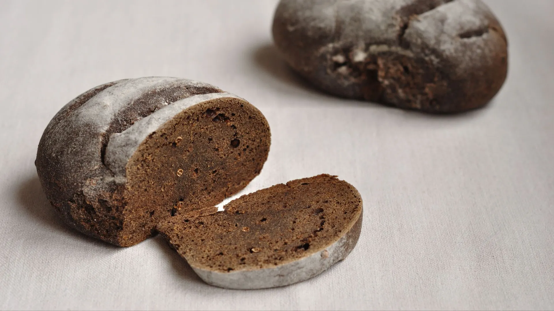 Ржаной хлеб считается полезнее белого. Фото: ValeryLL / Shutterstock / Fotodom