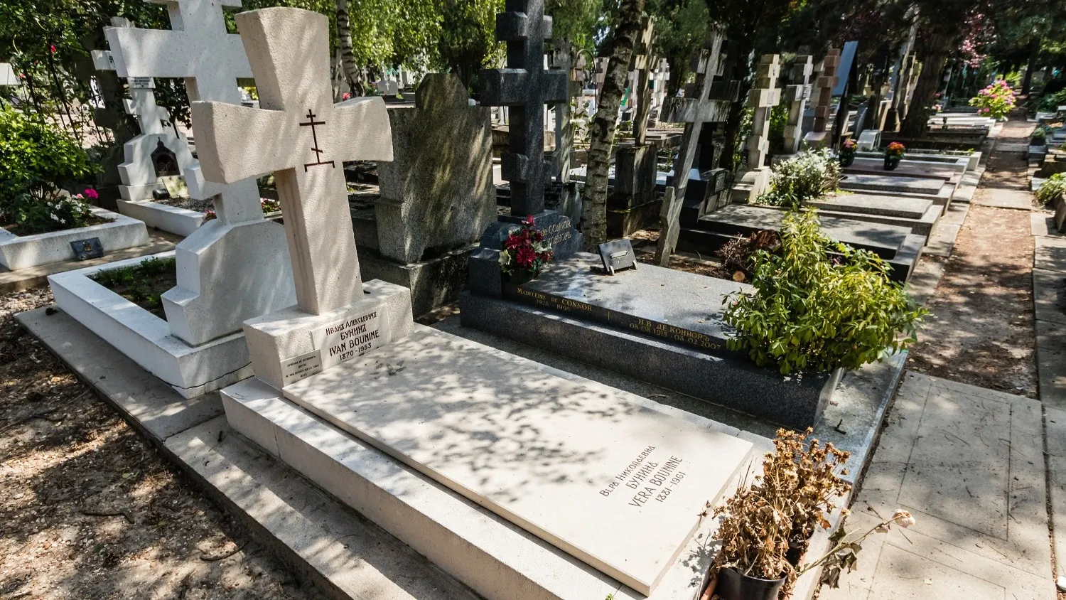 Могила писателя на кладбище Сент-Женевьев-де-Буа. Фото: VD Image Lab/Shutterstock/Fotodom