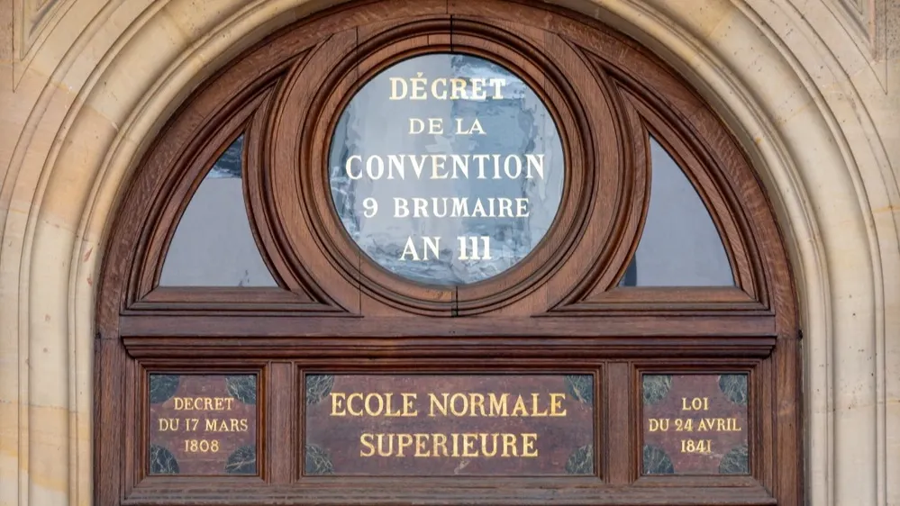 Вывеска у входа в историческое здание престижной Высшей нормальной школы (ENS), Париж, Франция. Фото: HJBC/Shutterstock/Fotodom