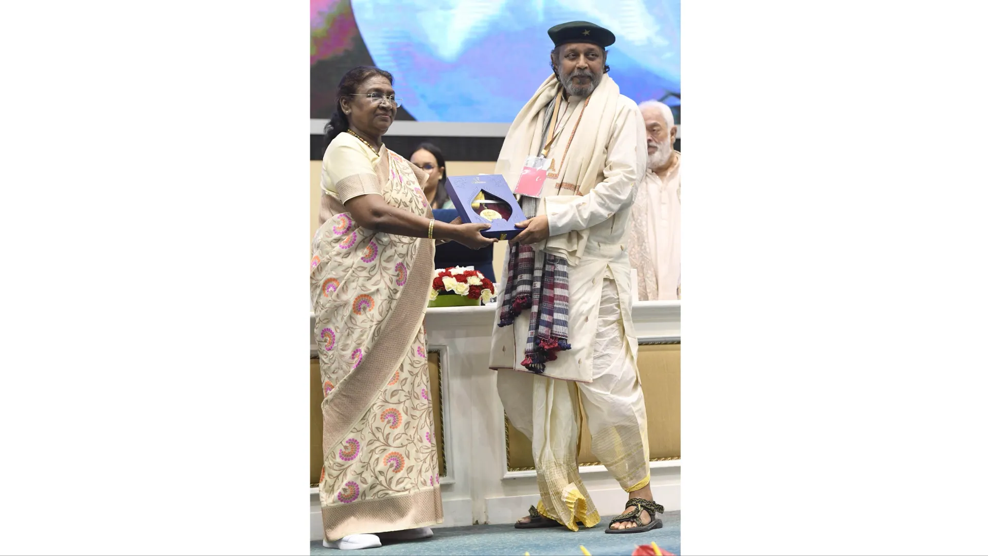 Президент Индии Друпади Мурму вручает Митхуну Чакраборти высшую кинематографическую Премию имени Дадасахеба Фальке в Нью-Дели. 8 октября 2024 года. Фото: pib.gov.in