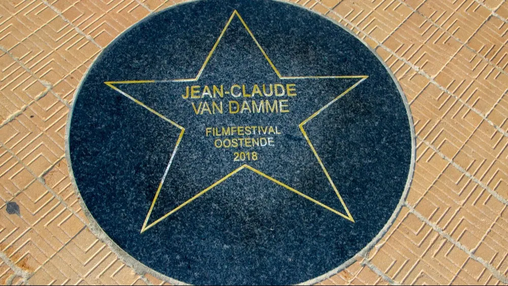 Звезда, посвященная актеру Жан-Клоду Ван Дамму, на Аллее славы в Остенде, Бельгия. Фото: Jean-Marc Pierard/Shutterstock/Fotodom