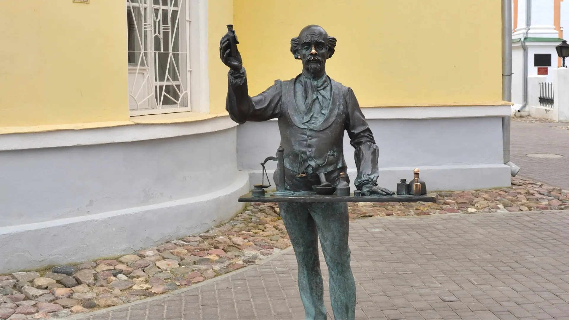 Памятник фармацевту во Владимире. Фото: NsdPower/Shutterstock/Fotodom