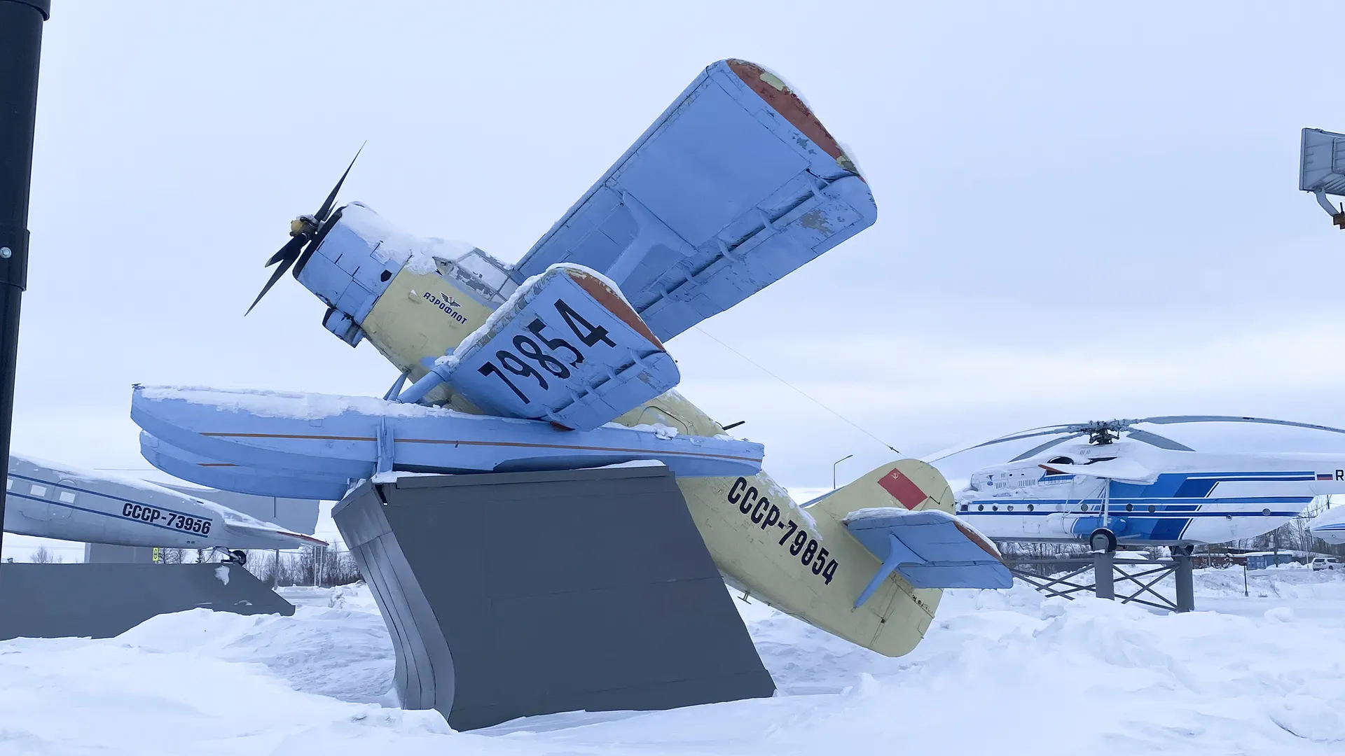 В Салехарде ветер сорвал с пьедестала самолет АН-2