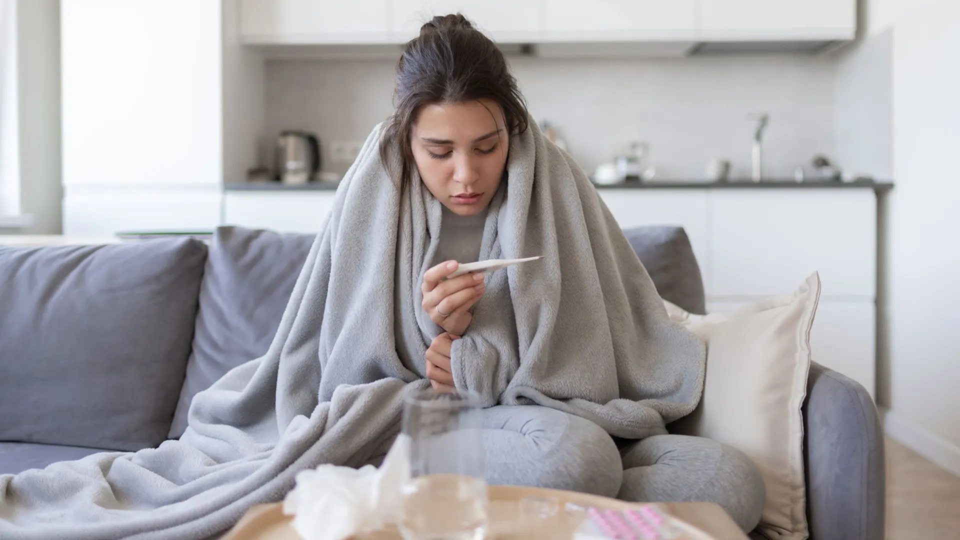 Девушка измеряет температуру. Фото: popcorner/Shutterstock/Fotodom