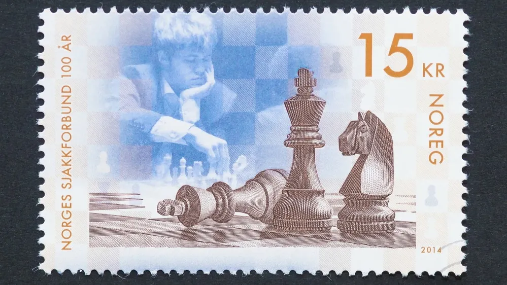Почтовая марка, напечатанная в Норвегии, с изображением шахматиста Магнуса Карлсена. Фото: catwalker/Shutterstock/Fotodom