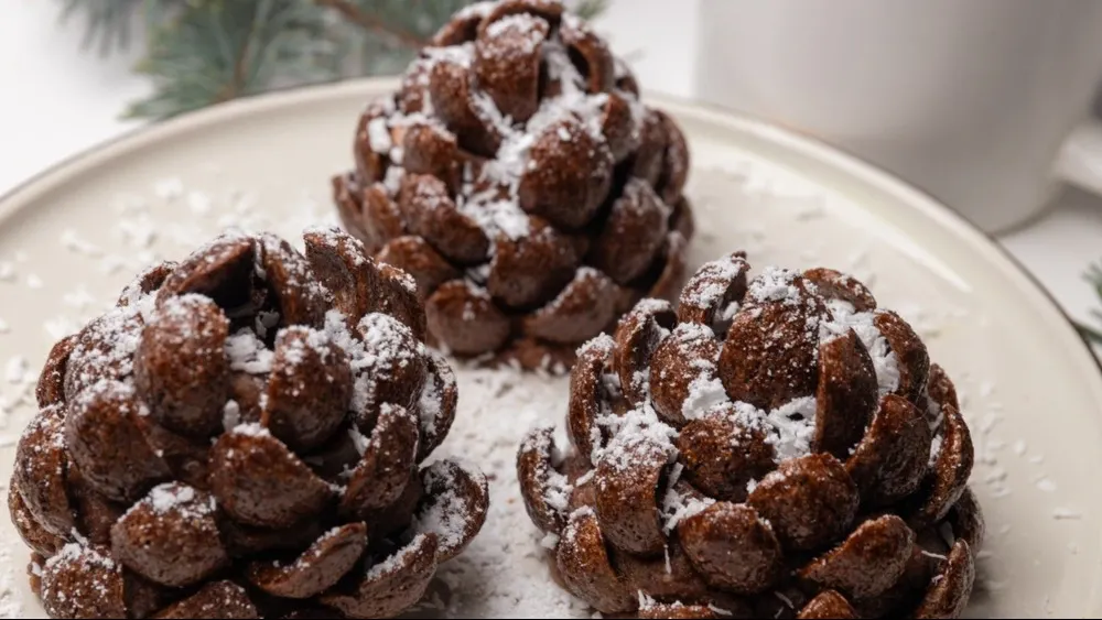 Печенье в форме рождественской елочки с шоколадной крошкой и сахарной пудрой. Фото: Riccio da favola/Shutterstock/Fotodom