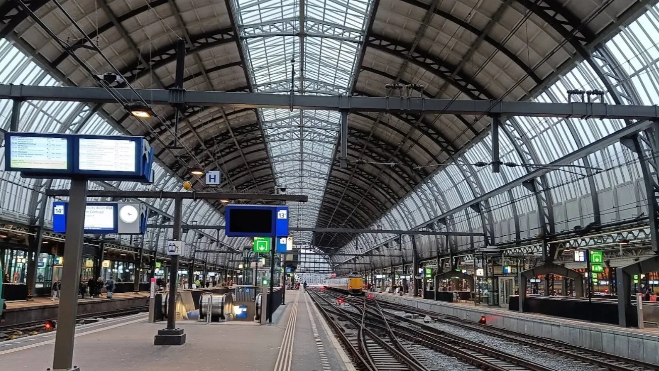 Центральный вокзал Амстердама. Фото: www.google.com/maps