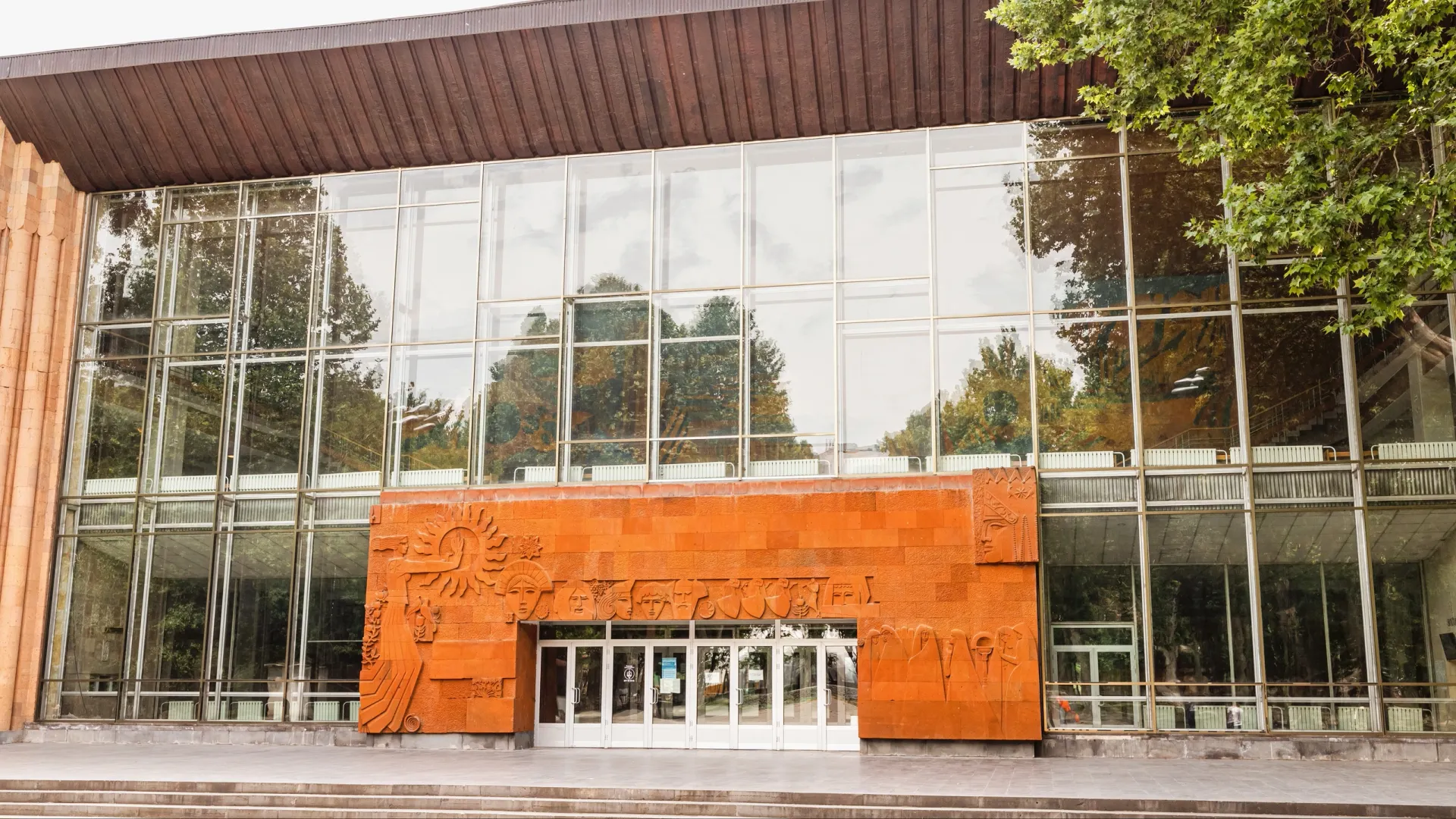 Национальный академический театр имени Габриэла Сундукяна в Ереване. Фото: frantic00/Shutterstock/Fotodom