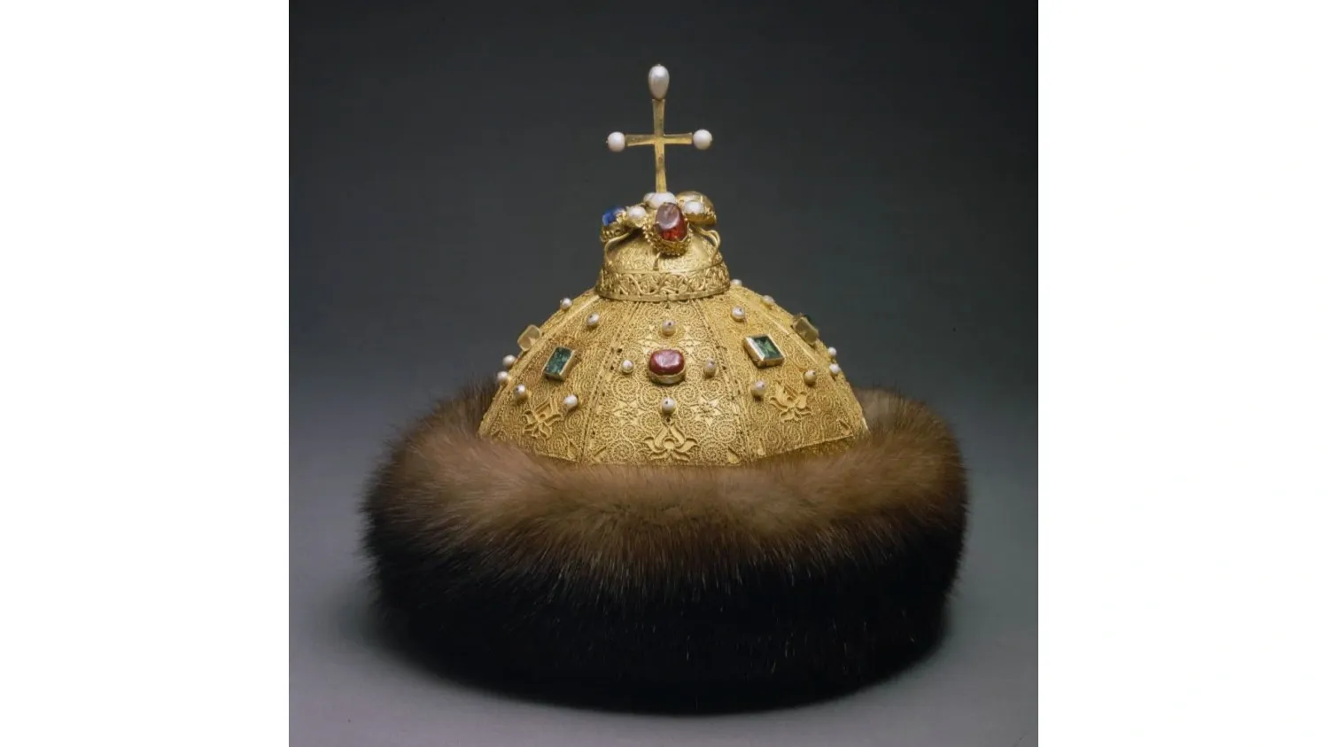 Шапка Мономаха. Золотая Орда (?), конец XIII — первая половина XIV в. (?); крест — Москва, XVII в. (?); касты камней на тулье — Москва, XVII в.; серебряный каркас — Москва, XIX в. (?) Оружейная палата Московского Кремля. Фото: kreml.ru