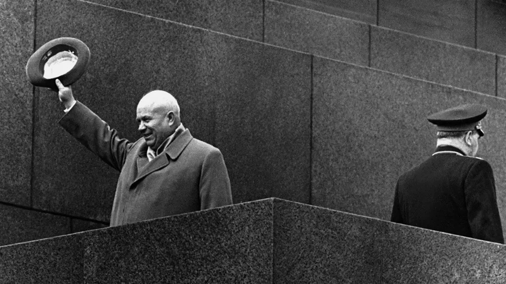 Никита Хрущев в последний раз на трибуне Мавзолея 1 мая 1964 года. Фото: Дмитрий Бальтерманц/МАММ/МДФ/russiainphoto.ru