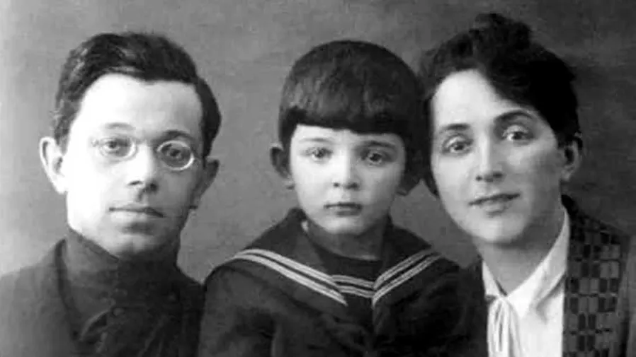 Маленький Аркадий с родителями. Фото: севдкр.рф