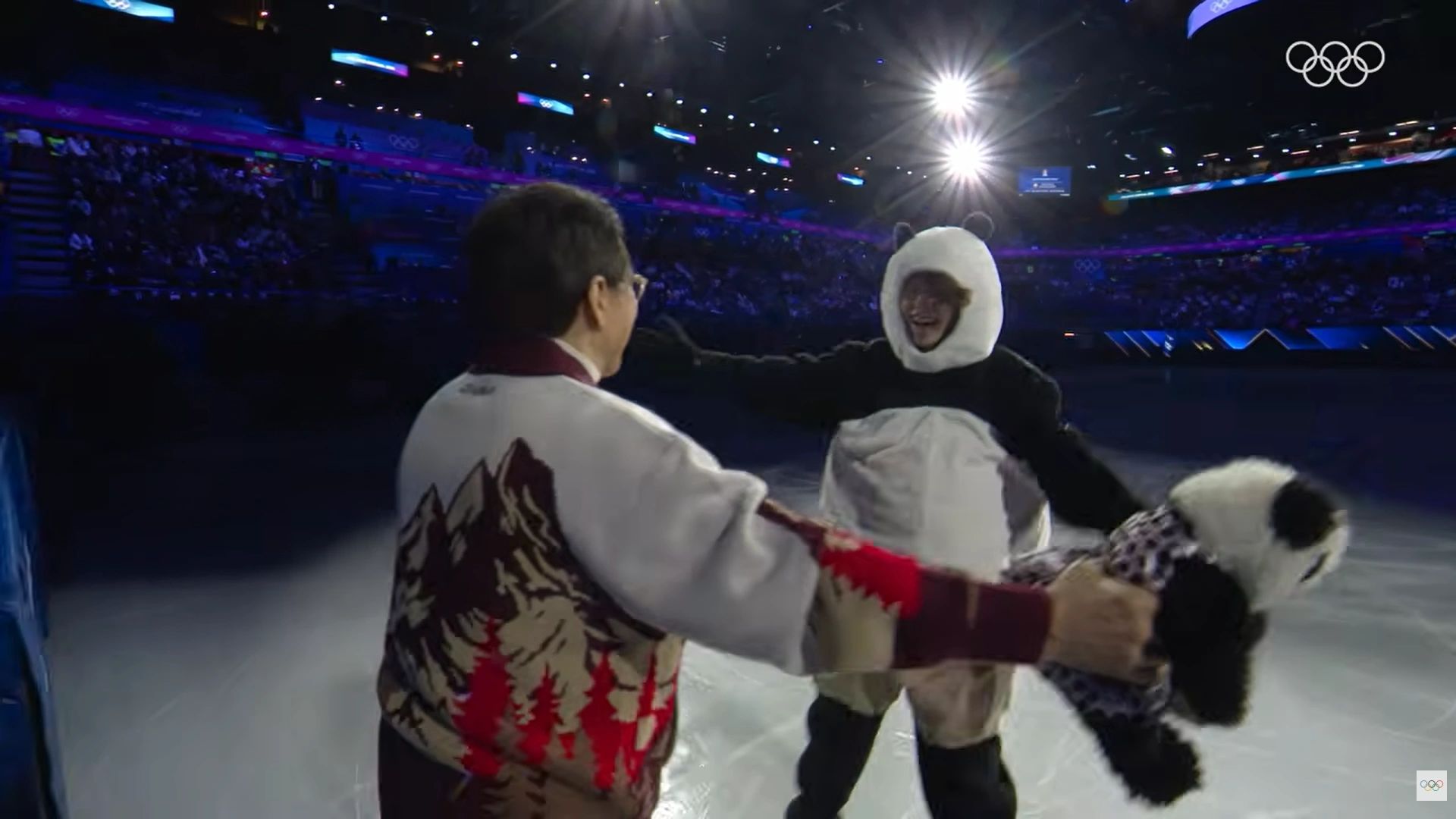 Джеки Чан подарил двух панд фигуристу Шайдорову после гала-концерта на Олимпиаде