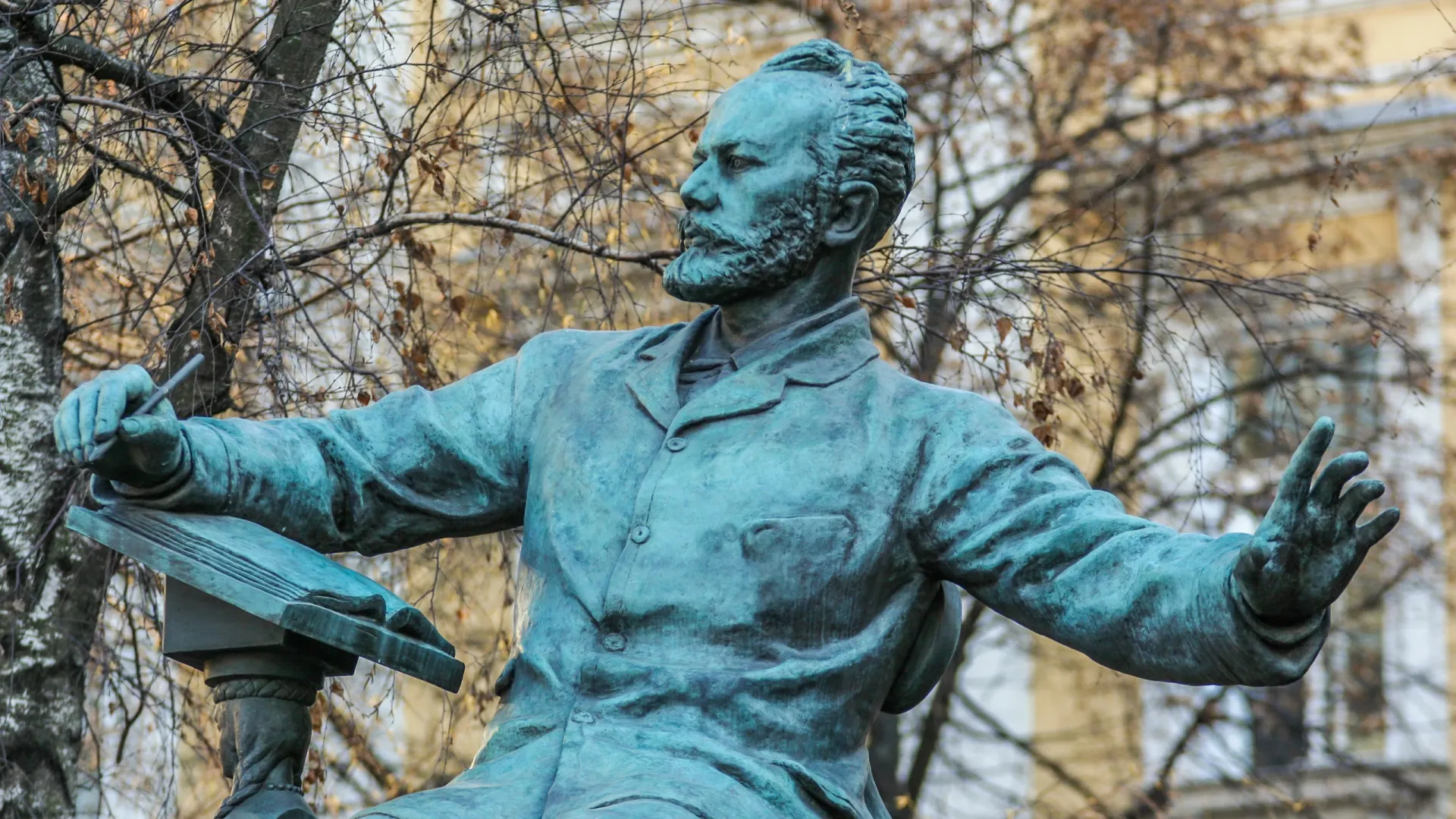 Памятник П. И. Чайковскому у главного здания Московской консерватории. Фото: dimakig/Shutterstock/Fotodom