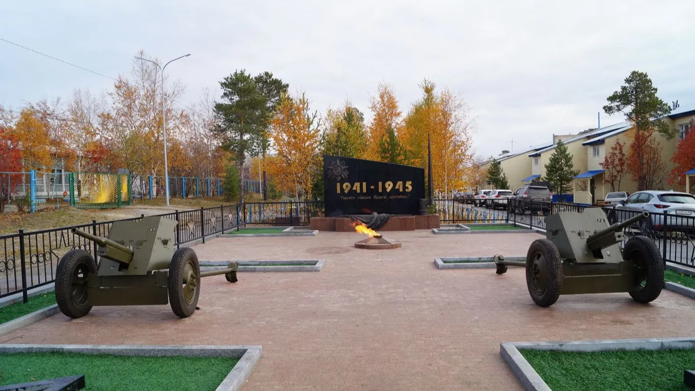 Есть в поселке мемориал героям Великой Отечественной войны, возле которого горит Вечный огонь. Фото: hanymei1.siteedu.ru