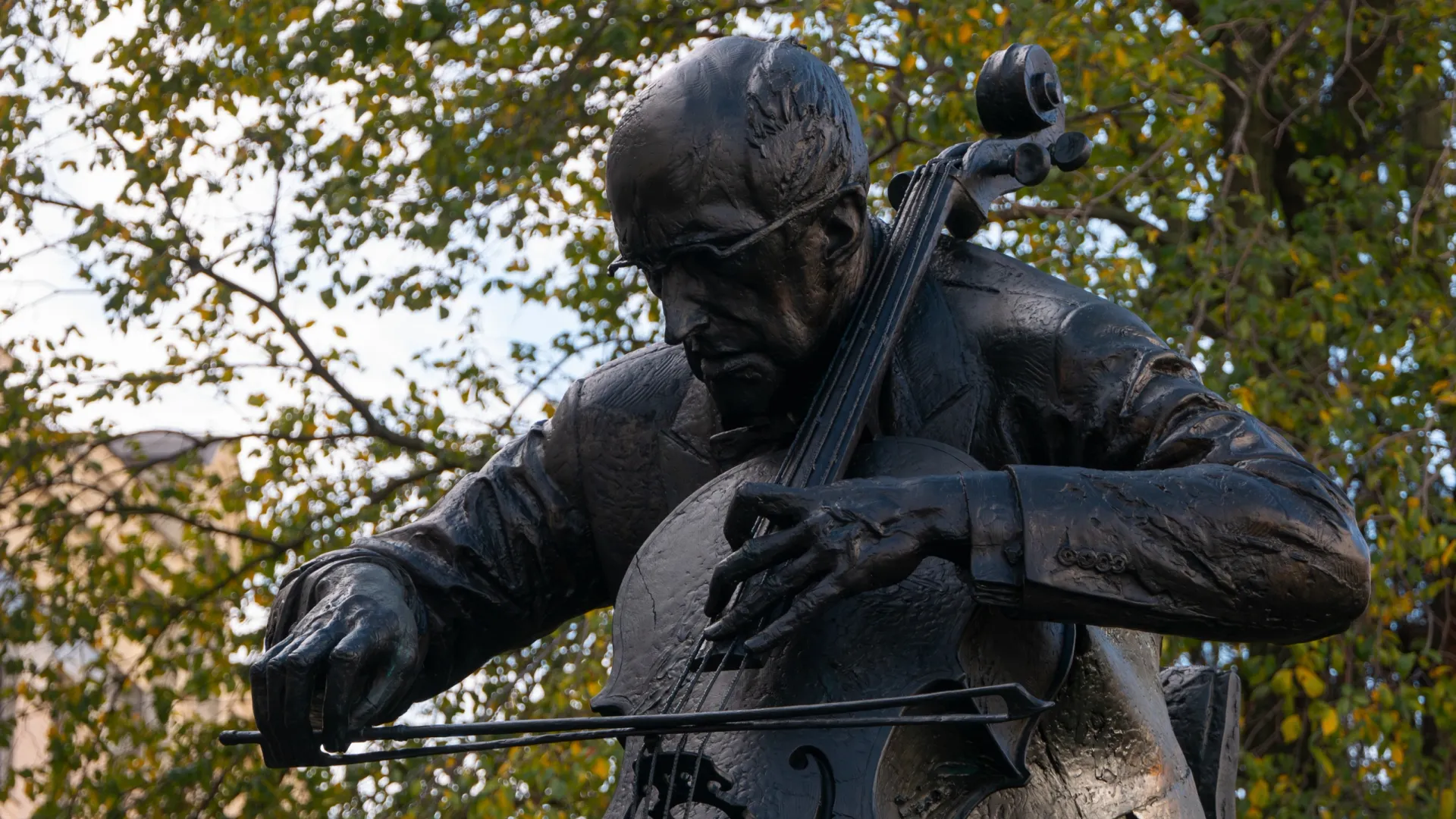 Памятник Мстиславу Ростроповичу в Москве. Фото: Alex PakhoMovie/Shutterstock/Fotodom