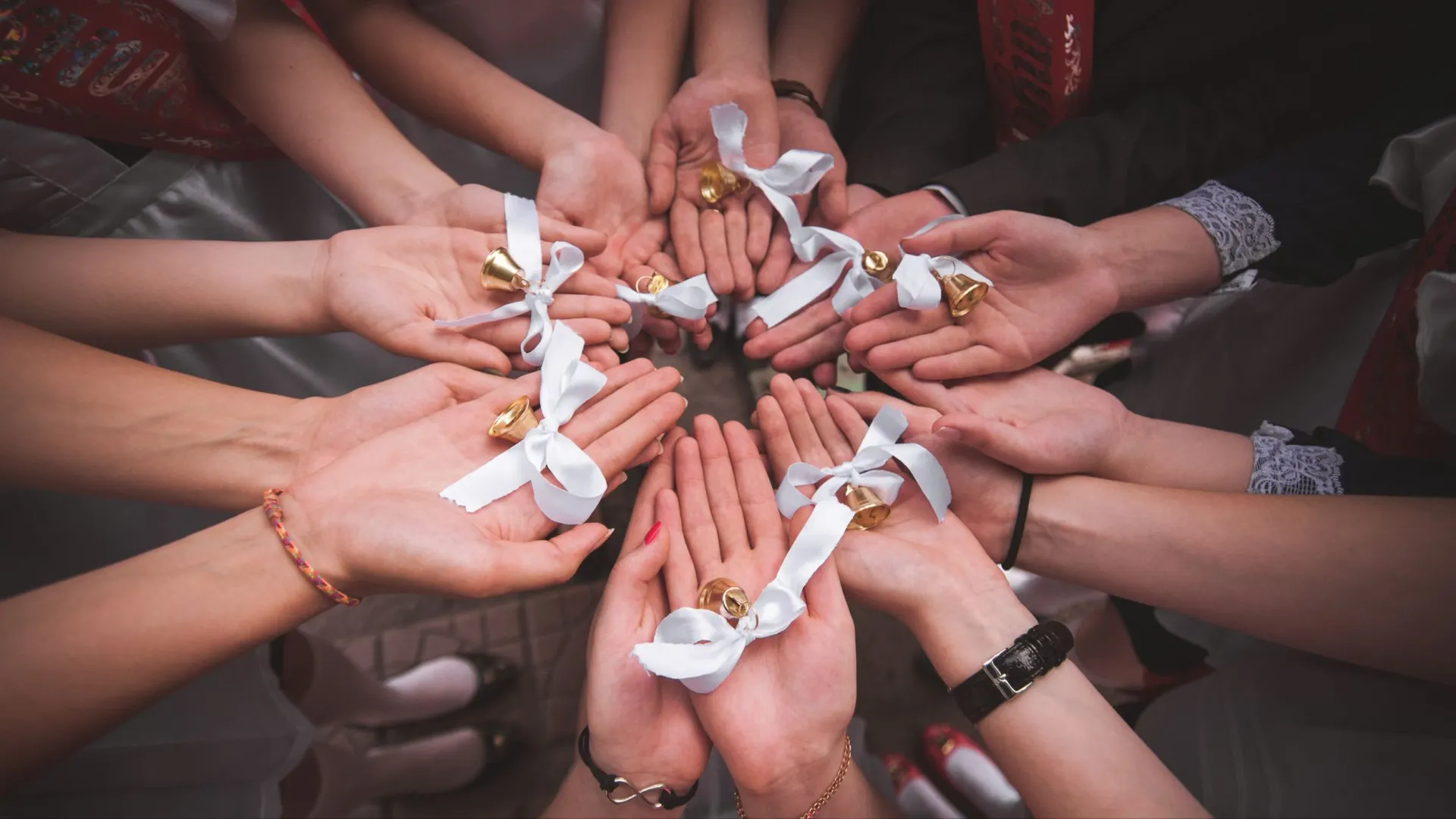 Памятные колокольчики могут стать хорошим талисманом на экзаменах. Фото: Maksym Fesenko/Shutterstock/Fotodom