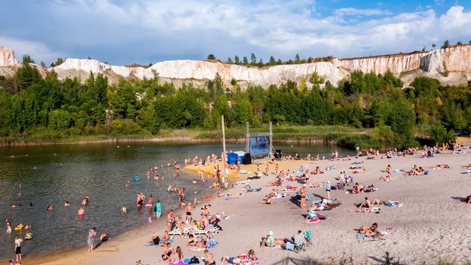 Россияне спасаются от жары у водоемов. Фото: Beliakina Ekaterina/Shutterstock/Fotodom