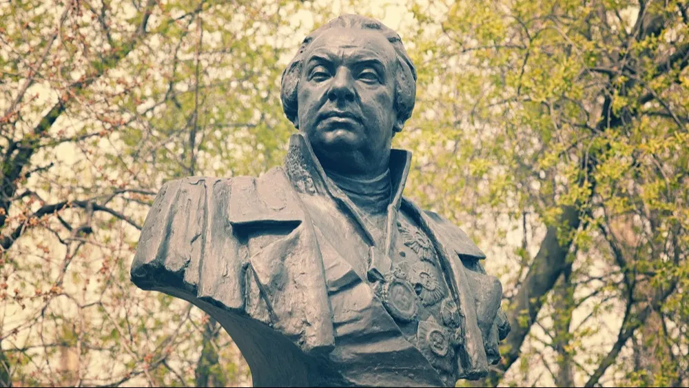 Монумент полководцу Михаилу Кутузову в Москве. Фото: Pavel_D/Shutterstock/Fotodom