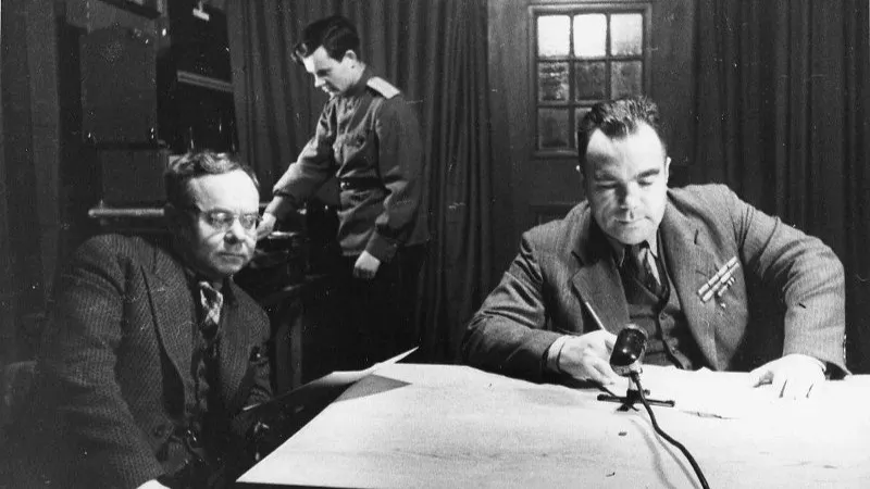 Советские писатели Всеволод Иванов и Всеволод Вишневский рассказывают радиослушателям СССР о ходе Нюрнбергского процесса. Фото: Виктор Темин/МАММ/МДФ/russiainphoto.ru