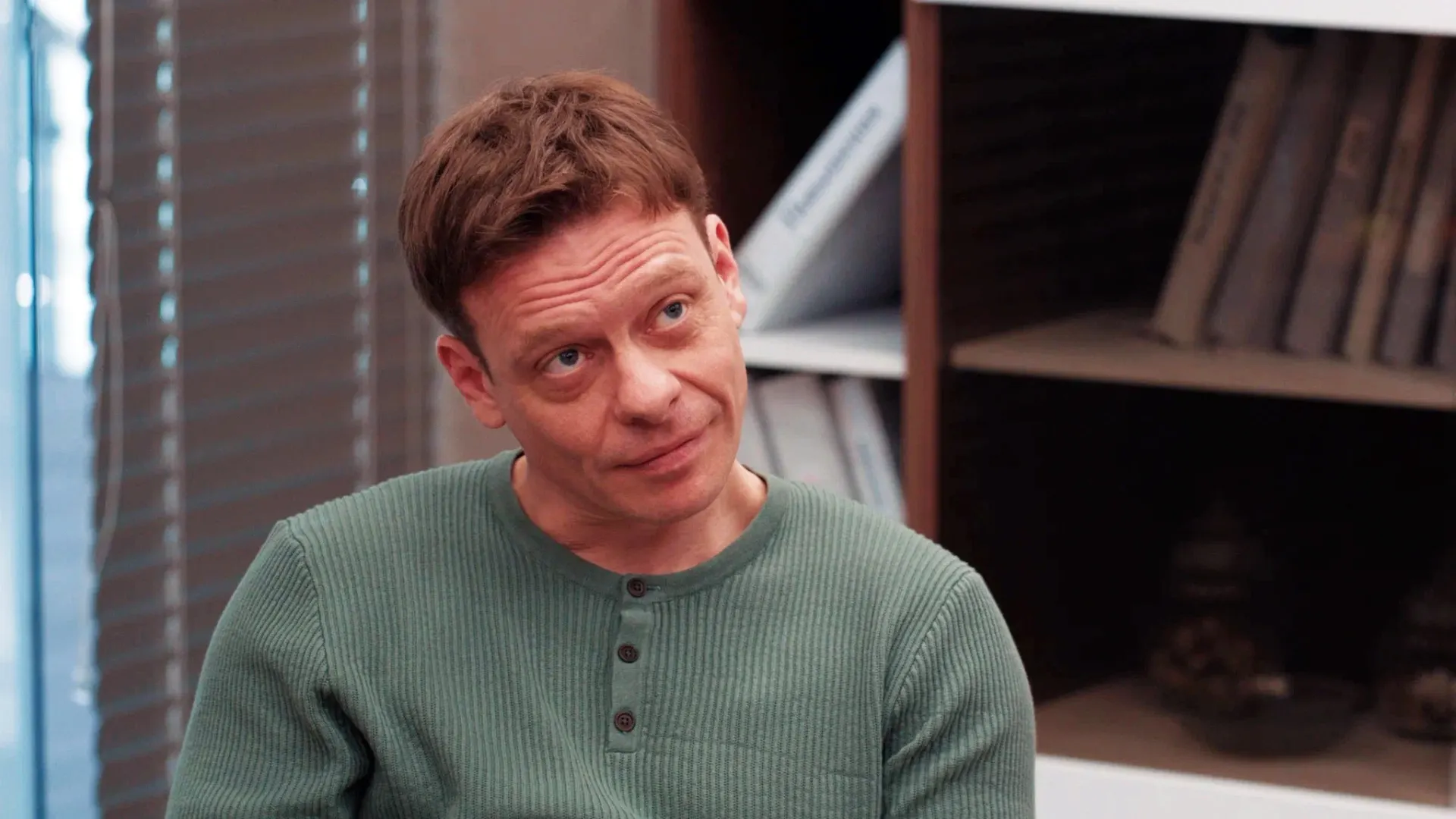 Павел Майков в сериале «Девушки с Макаровым». Фото: «Комеди Клаб продакшн»/«Норм Продакшн»/kinopoisk.ru