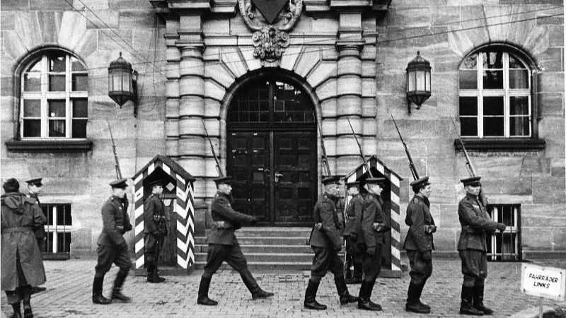 Караул у Дворца юстиции. Фото: Виктор Темин/МАММ/МДФ/russiainphoto.ru