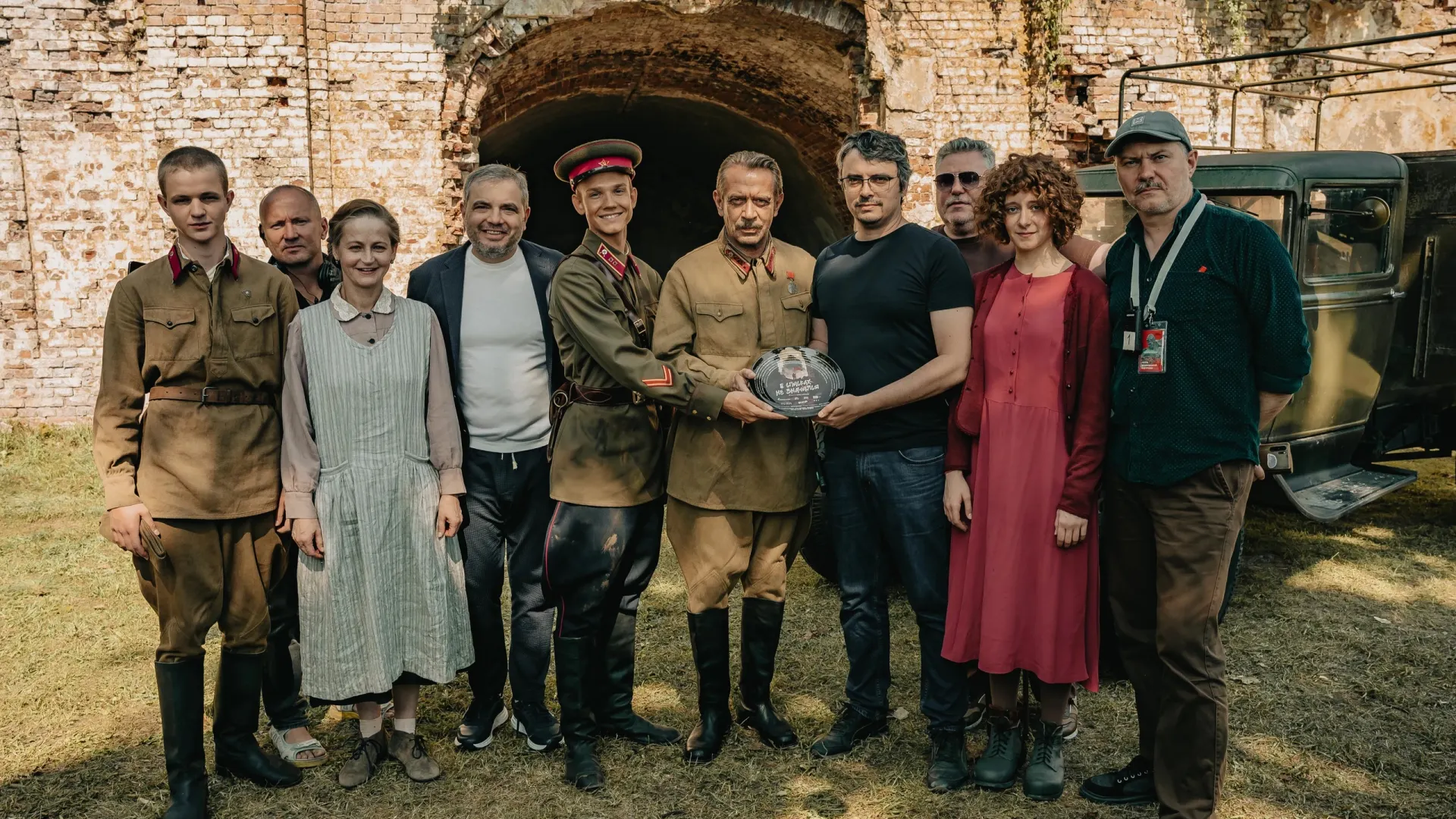 На съемках фильма «В списках не значился». Фото: 1-2-3 Production/«Газпром-Медиа»/Кинокомпания «Темп»/«ТРОМЕДИА»/Телекомпания НТВ/Театр Олега Табакова/«Централ Партнершип»/kinopoisk.ru