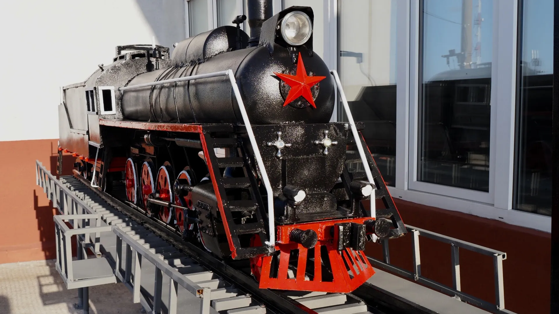 Вячеслав Афанасьев сделал паровоз из деталей металлолома. Фото: vk.com/id68020098?w=wall68020098_1004%2Fall