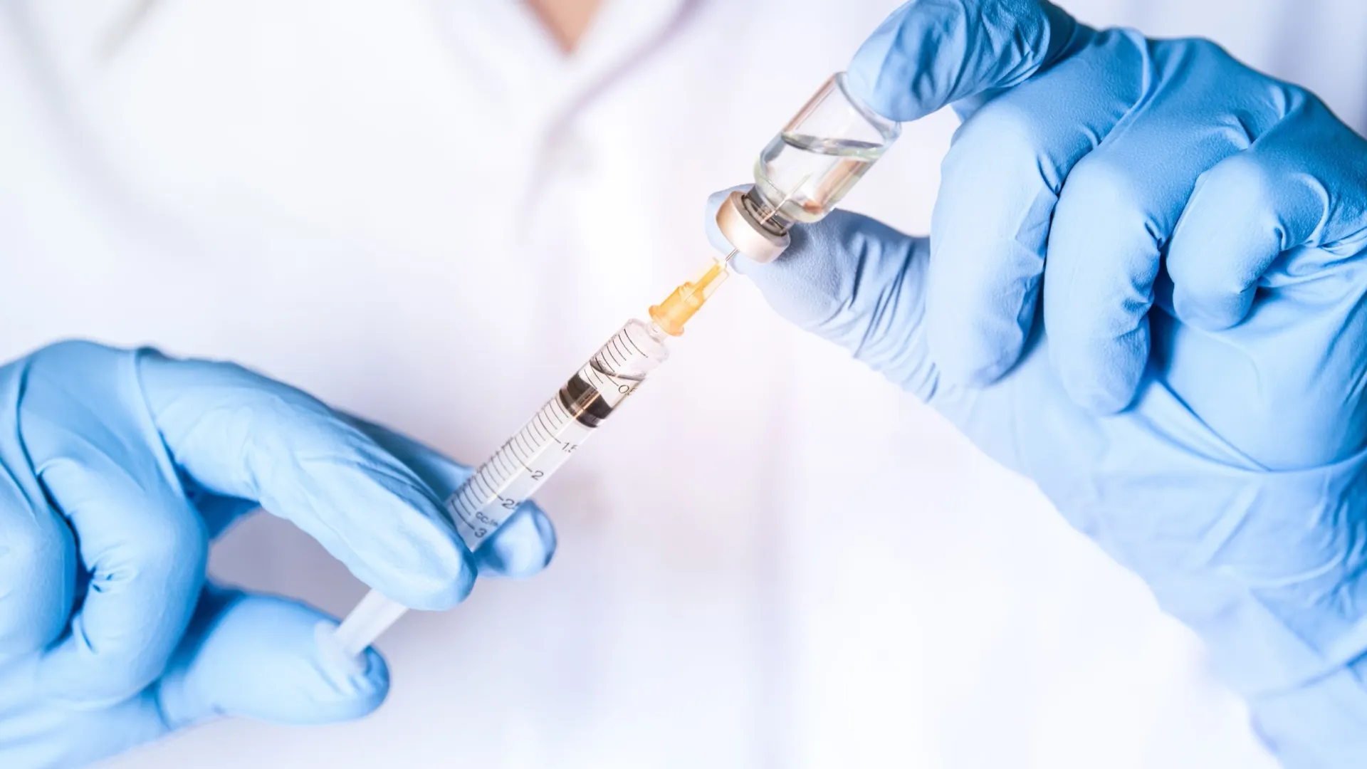 Вакцина в шприце. Фото: PhotobyTawat/Shutterstock/Fotodom
