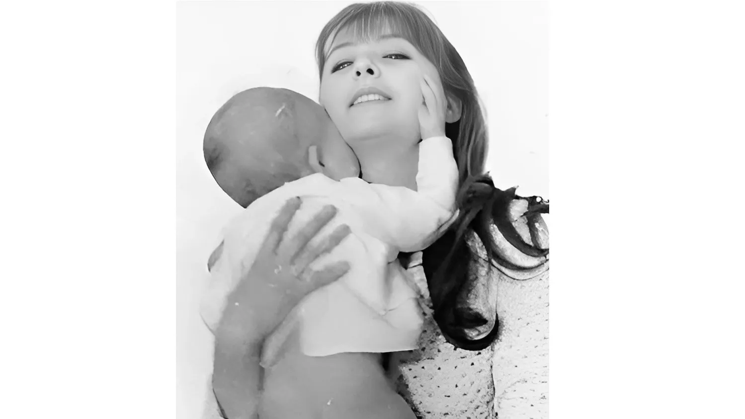 Наталья Селезнева с маленьким сыном. 1969 г. Фото: Михаил Клюев/МАММ/МДФ/russiainphoto.ru