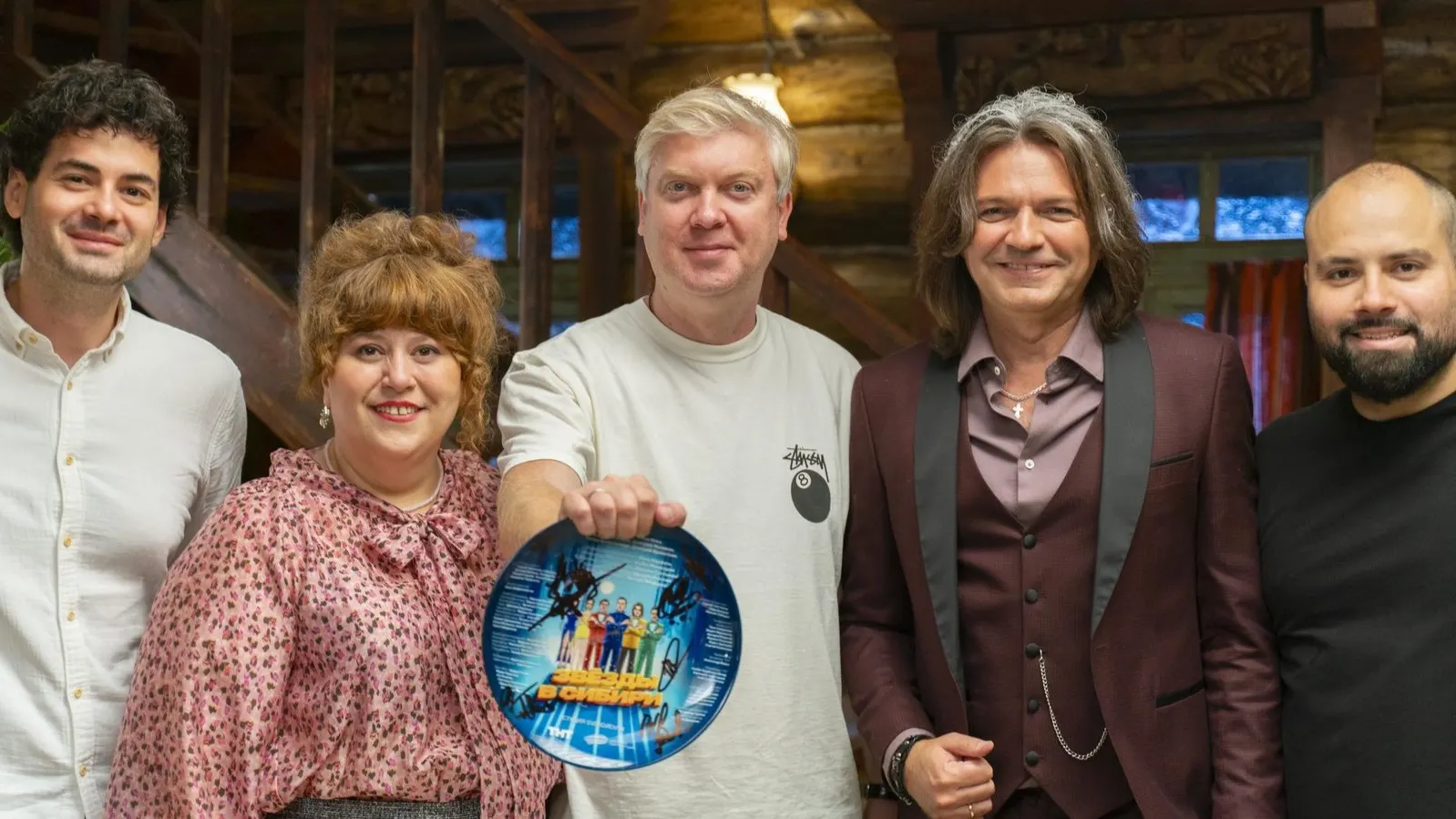 Дмитрий Маликов со съемочной группой фильма «Звезды в Сибири». Фото: Централ Партнершип/Свердловск/ТНТ/kinopoisk.ru