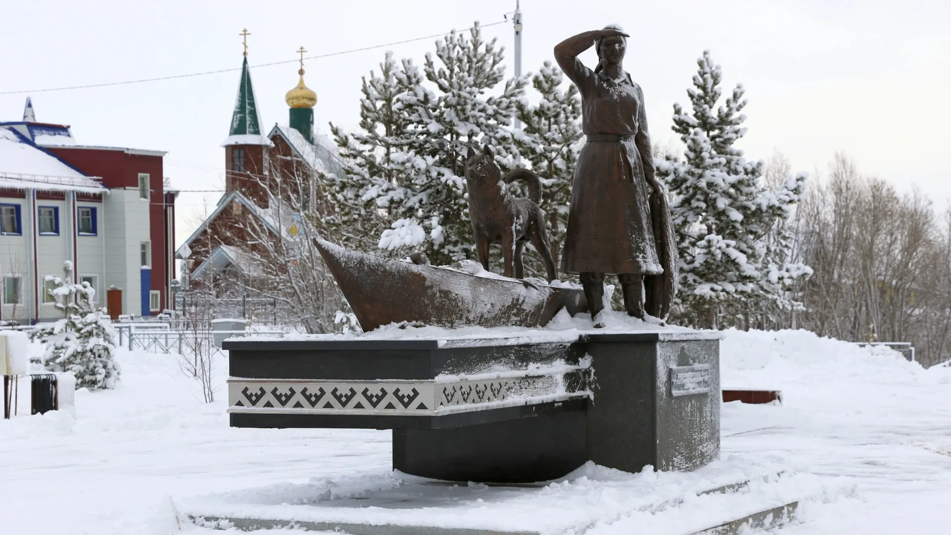 Трудовому подвигу женщин во время Великой Отечественной войны посвящена скульптурная композиция в Красноселькупе. Фото предоставлено красноселькупским муниципальным архивом