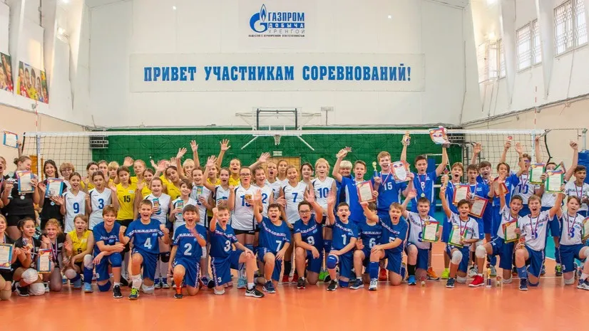 Волейболисты ДЮСШ «Факел» на соревнованиях в честь 40-летия школы. Фото: предоставлено ООО «Газпром добыча Уренгой»
