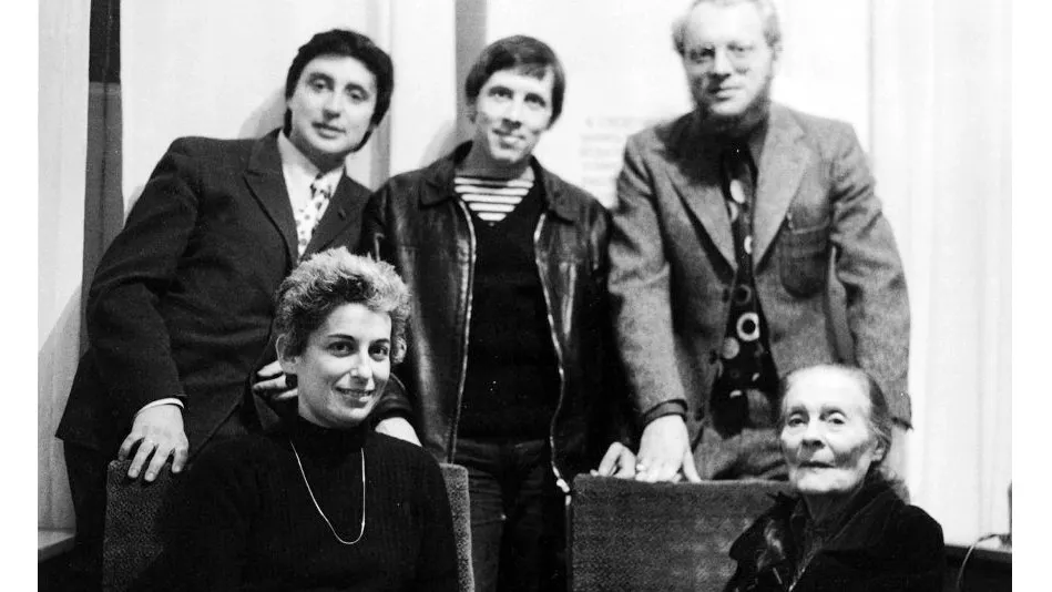 Вениамин Смехов, Валерий Золотухин, шведский литературовед-русист Бенгт Янгфельдт и его переводчица в гостях у Лили Брик. Москва. Середина 1970-х. Государственный музей В. В. Маяковского. Фото: Валерий Плотников/mayakovsky.museum-online.moscow